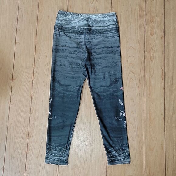 EVOLUTION AND CREATION ACTIVEWEAR GRAY WITH PINK FLOWERS SKULL LEGGING CAPRIS - Picture 5 of 7